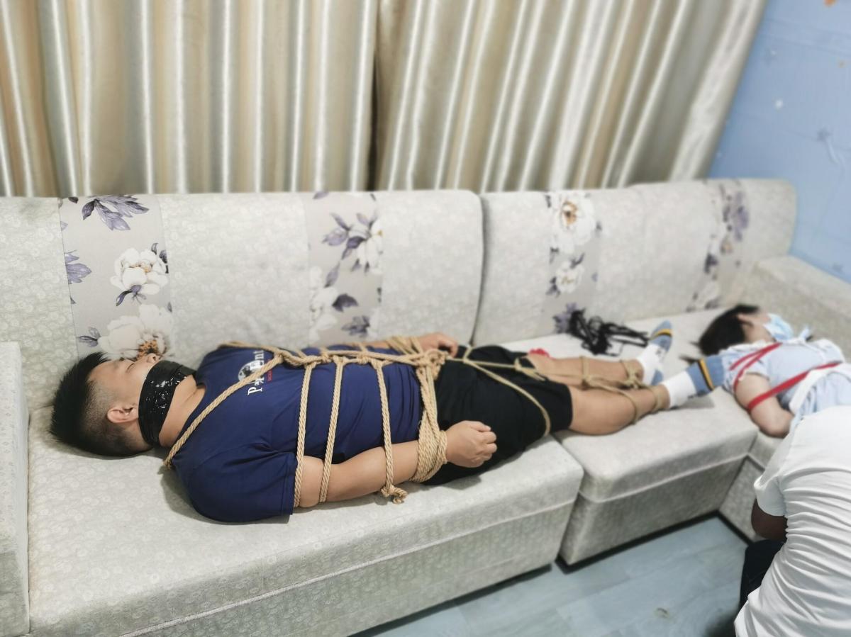 【当老公面调戏他老婆】   一个夏天的中午，杨巧芸跟他老公从外面逛街回来，老公走的前面回家，被蓄谋已久的狂徒迷晕捆绑放置在沙发上，<br>等着杨巧芸回来，没有让狂徒久等，杨巧芸回来了，同样的方法把巧芸迷晕，捆绑起来，然后当着杨巧芸老公的面，<br>各种调教，特别是用电的时候被电的哇哇大叫，后面杨巧云老公醒来发现老婆被别人TJ想反抗，挣扎不开。<br><br><br>约拍，定拍，体验捆绑，学习情趣捆绑，其他视频，联系QQ：1032279105  微信：LXM52016898