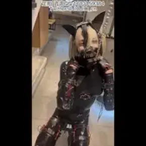 【预告正片已发布】JIOJIO胶衣犬奴调教 JIOJIO被神秘人带回家当狗狗接受各种调教...<br>穿上乳胶衣 戴上K9套装 前后被塞入玩具 被丢在厕所里睡着了 开门声让我猛地一下醒来 被神秘人牵上狗链拉到客厅折磨 玩弄 身上的K9套装紧紧束缚着身体 鞭子疯狂SP 心里的奴性暴露了 结果被震动B疯狂蹂躏 一边喘一边挣扎 然后又被锁在楼梯旁 链子很短刚好只能趴下和蹭着栏杆 神秘人又开始各种调教 玩腻了后被神秘人推到在地...