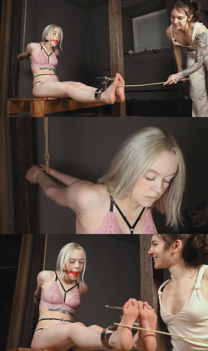 First bastinado experience of Eva Eva is in a situation where it is impossible for her to move. Her arms are pulled high by a rope behind her back. The legs are fixed in steel shackles . The big toes are drawn to the pads, which makes it impossible to dodge the blows. Yuno strikes at the feet, increasing the intensity. She uses tools such as various whips and a cane. This is Eva's first experience in this practice.<br><br>Clips you may like : <br><br>Feet training with helpless Alice (FHD)<br><br>Be my punching bag! (FHD)<br><br>Close to the limit (HD)<br><br>Alice whipped and pulled over the crotch as well (FHD)<br><br>Bastinado for a girl who was captured and made a slave (FHD)<br><br>Torment of belly button : 1st experience (FHD)<br><br>Thief is caught and turned into a Slave (FHD)<br><br>Category: BONDAGE<br>Related Categories: FOOT SLAVE TRAINING, WHIPPING, CANING, BASTINADO.<br>Keywords: feet training, bdsm, ballgag, eva, yuno, bondage, rope bondage, shibaru, suspension, belts, bedtie, hogtied, tight bondage, strict bondage, bound elbows, struggling, ballgagged, helpless.<br>类别：束缚<br>相关类别：足奴训练、鞭打、鞭打、巴斯蒂纳多。<br>关键词：足部训练、bdsm、ballgag、eva、yuno、束缚、绳索束缚、shibaru、悬挂、腰带、bedtie、hogtied、紧束缚、严格束缚、束缚肘部、挣扎、ballgagged、无奈、模板。