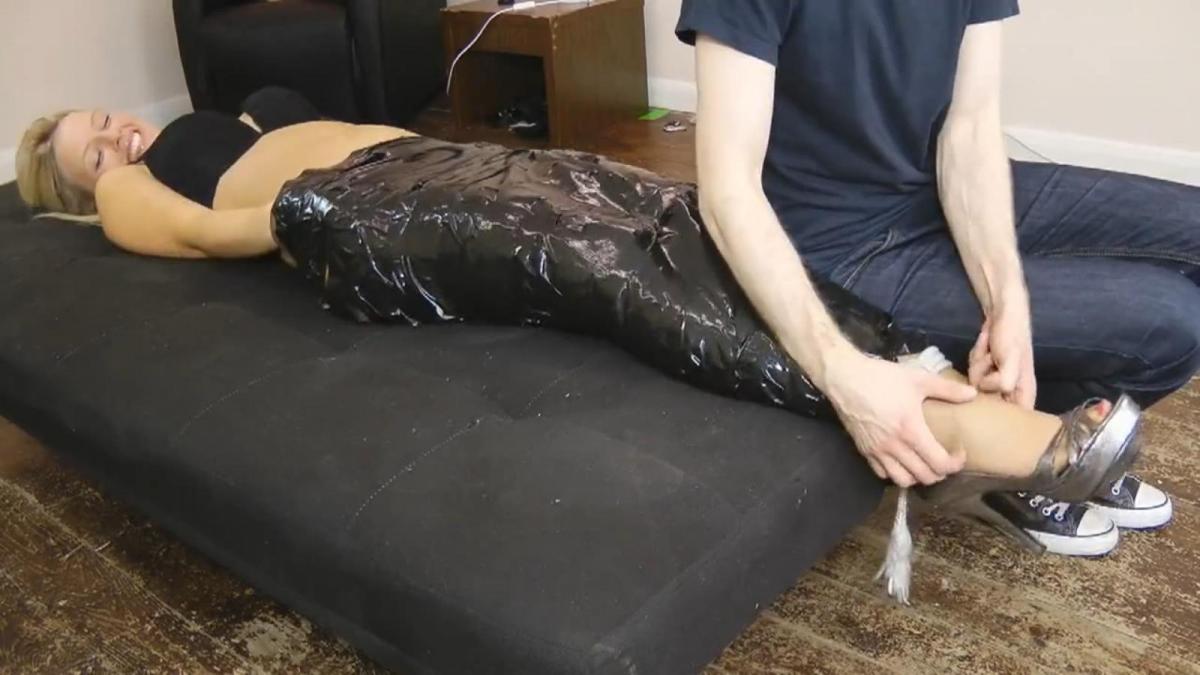 UK Tickling : Sophia Is Wrapped-Up Tight &amp; Tickled To Exhaustion (HD version) UK Tickling : Sophia Is Wrapped-Up Tight & Tickled To Exhaustion (HD version)<br>英国挠痒痒：索菲亚<br><br>Resolution: 1280x720<br><br>Description:<br>Beautiful blonde Sophia Lee gets tape-wrapped for another short but very sexy tickle session! Wearing only black lingerie with ultra-sheer nylons and heels, Sophia has her ankles tied and her lower half tightly taped with her arms at her sides. Her feet are tickled and she gasps and laughs as her heels come off. Sophia's feet are very ticklish but she can hardly move this time! Her exposed belly and waist are tickled also although her nylon feet get most of the focus as they are tickled with fingers and the hairbrush too. The nylons are ripped and Sophia's sexy bare feet get tickled while she laughs continuously. For the last few minutes, Sophia is turned face down and tickled. Her bare soles are trapped and baby lotioned before being tickled with fingers and the hairbrush, which makes her laugh like crazy. Poor Sophia is already exhausted but it's not over yet as her upperbody is suddenly tickled while she desperately struggles until the end! 720p HD resolution (1280x720 pixels) 9 mins 35<br><br>描述：<br>美丽的金发女郎索菲亚·李（Sophia Lee）被录音带，进行了另一个简短但非常性感的挠痒痒的会议！ Sophia只穿着黑色内衣和超透明的尼龙和高跟鞋，脚踝绑着，下半部分紧紧绑在她的侧面。她的脚被挠痒痒，脚后跟掉下来时喘着粗气。索菲亚的脚非常棘手，但这次她几乎无法移动！尽管她的尼龙脚也被手指和梳子挠痒痒，但她暴露的腹部和腰部也被挠痒。尼龙被撕裂了，索菲亚的性感赤脚在连续笑的同时被挠痒痒。在过去的几分钟里，索菲亚被拒绝并挠痒痒。她的裸露的鞋底被困在被手指和梳子挠痒痒之前，被困在[X_X]上，这使她疯狂地笑了。可怜的索菲亚（Sophia）已经筋疲力尽，但还没有结束，因为她的上身突然被挠痒痒，而她拼命挣扎直到最后！ 720p HD分辨率（1280x720像素）9分钟35<br><br>Category: TICKLING<br>Related Categories: PANTYHOSE/STOCKINGS, TAPE BONDAGE, BAREFOOT, SOLES, FOOT TICKLING.<br>Keywords: sophia, sophia lee, nylon, nylons, pantyhose, tan, sheer, bare foot, bare feet, barefoot, soles, upperbody, ribs, baby lotion, lingerie.<br><br>类别：挠痒痒<br>相关类别：连裤袜/长袜，胶带束缚，赤脚，鞋底，脚挠痒痒。<br>关键字：索菲亚，索菲亚·李，尼龙，尼龙，连裤袜，棕褐色，纯粹的脚，赤脚，赤脚，赤脚，脚底，上身，肋骨，婴儿乳液，内衣。