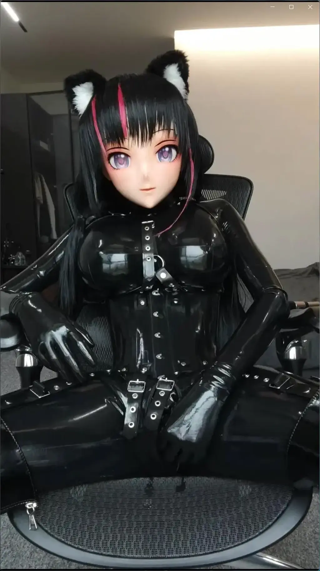 胶衣猫娘Kigurumi 闷汗榨汁 前天真的是非常的热呢，空调加风扇全开都压不住胶衣内的温度从头到尾就没凉快过。不过有一点要说的是这个乳胶内裤用来固定电动假[X_X]确实非常的好使，特别是站起来以后被X的感觉更强烈了，每走一步路都爽的不行。