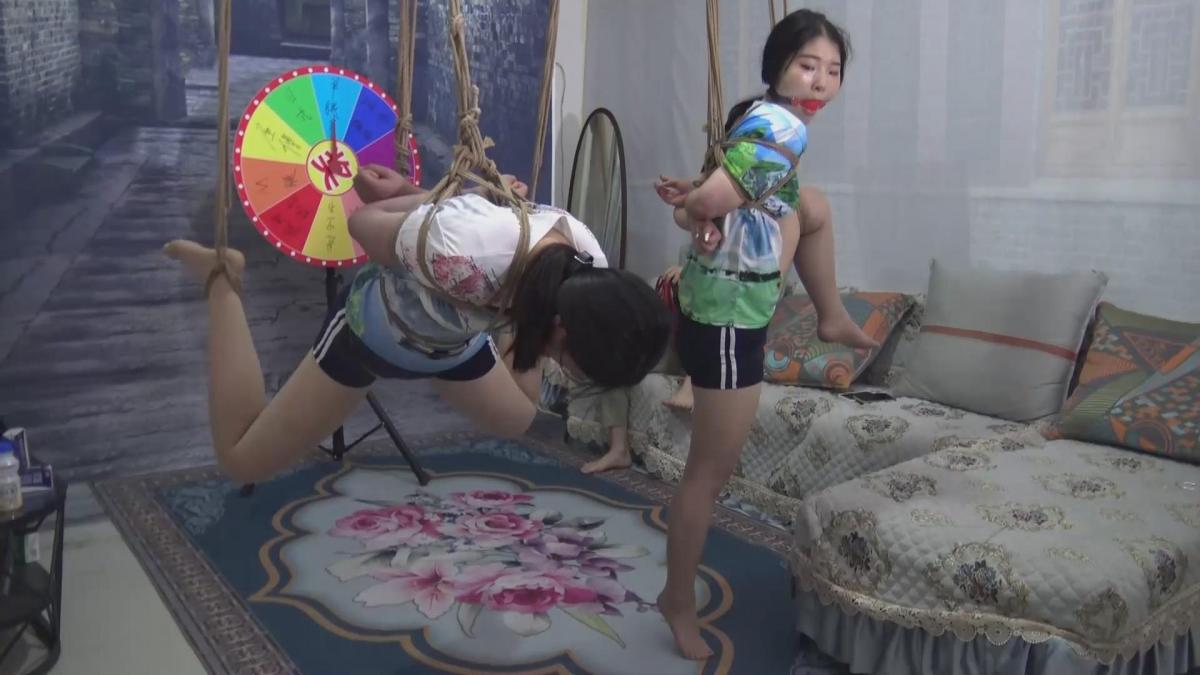 定拍 连续系列剧《双女M转盘捆绑游戏 四 》 双M转盘抽奖玩捆绑游戏，转到什么项目玩什么项目 双M转盘抽奖玩捆绑游戏，转到什么项目玩什么项目，看看她们玩的多欢快，请欣赏视频，QQ462276998