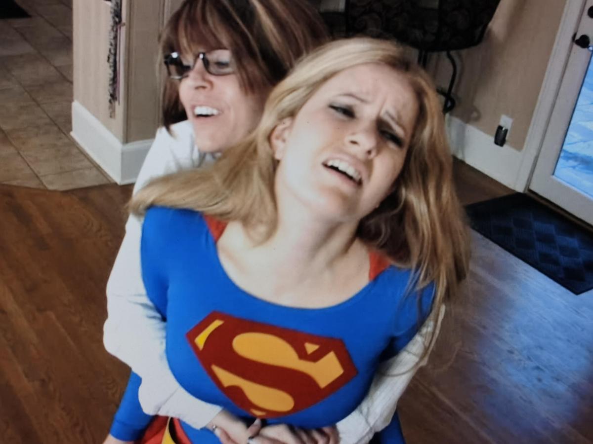 A Crush On Supergirl 出处：Velvets Fantasies.com Presents<br>剧情简介：We fade in on a woman in peril (played by Annabelle Genovisi), squirming on the floor, barely conscious as she calls out for help. “Send…Supergirl” she says, before passing out.Moments later, Super-Jacquelyn appears, surveying the situation with her X-Ray vision. The house is empty…the victim unharmed. She steps away from the unconscious woman, looking to probe deeper…but the body behind her stirs. The “victim” seizes Super-Velvets from behind and starts to squeeze. Her strength is immeasurable, and Velvets immediately knows she’s in trouble. Before long, she is knocked unconscious by what she THOUGHT was a human being. The brunette transforms, revealing a black bodysuit and repeatedly wakes Velvets up, only to trap her in another vise-like attack, all the while explaining her origins. Turns out her name is Faora, and she’s exacting vengeance on Supergirl’s uncle AND cousin for crimes committed against her commander Zod! Velvets can barely comprehend the power Faora possesses, and in the end she’s NO match for the evil Kryptonian. A finishing chest crush puts the superheroine out, but Faora decides to spare her life…if only so she can keep re-visiting her foe for some much needed torture!<br>剧情描述：我们慢慢地看到一个处于危险中的女人(由安娜贝尔·基诺维西饰演)在地板上蠕动，当她呼救时几乎没有意识。“打给……超女”她说，然后晕了过去。过了一会儿，超级少女出现了，用她的x光视力查看情况。房子是空的，受害者没有受伤。她远离那个失去知觉的女人，想要深入探究，但她身后的身体却在骚动。“受害者”从后面抓住“超级少女”并开始挤压。这是一个为我们的女超人准备的陷阱。邪恶的黑氪星人压倒性的折磨女超人，打的她体无完肤。超级少女的胸部被击中后失去意识，黑氪星人决定放她一马，今后还会再次来折磨她。超级少女的命运又会如何？
