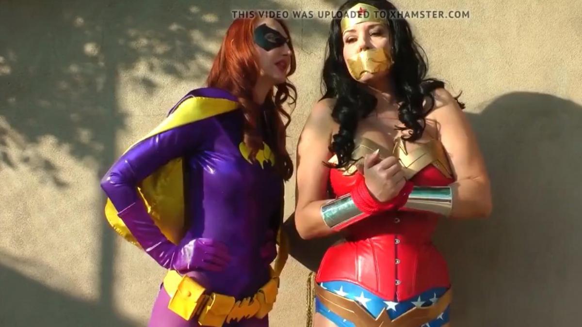 Batgirl vs Wonder Woman - Concrete Disposal 在蝙蝠女和神奇女侠之间发生了很大的误会后，蝙蝠女决定“处置”神奇女侠，因为她认为她已经成为白宫的严重威胁。她把她绑起来，用坚固的混凝土封住她的脚。<br>内容包括：神奇女侠wonder woman 蝙蝠女侠batgirl 超级英雄hero 女女 捆绑 胶布堵嘴 挣扎 处决 调教<br>After a big misunderstanding between Batgirl and Wonder Woman, Batgirl decides to "dispose" of Wonder Woman for good thinking she has become a serious danger for the White House. She ties her up and and seal her feet in solid concrete..
