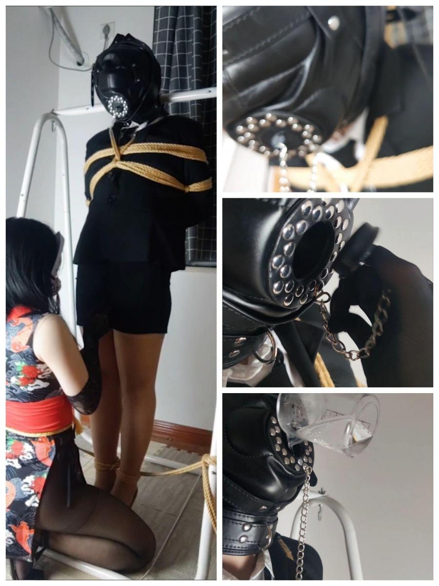 【芝士奶昔】《被魅魔调教的OL伪娘》制服肉丝高跟长时放置挣扎 被魅魔抓住玩弄的伪娘OL闷热的头套加上身体上的折磨让呼吸变的更困难，双脚被绑紧后固定在支架上被捆绑数个小时无数次挣扎也仅仅只是让绳子向上臂移动了几厘米，根本无法挣脱捆绑，脖子也被勒在柱子上...无论怎么挣扎都不能移动半步....