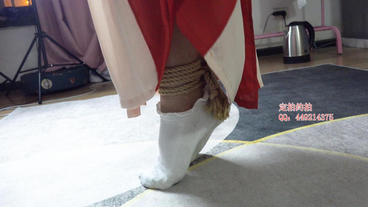 【子衿原创】舞蹈学生古装汉服吊绑踮起脚尖放置，妹子坚持到发抖 百度下载解压密码：zjsy,子衿工作室向全国绳艺爱好者提供：体验绳模捆绑服务，绳模全国可空降、绳艺作品销售、作品定制等，另外本店招募合作伙伴。约拍订拍请联系Q449214375 微信happiiny