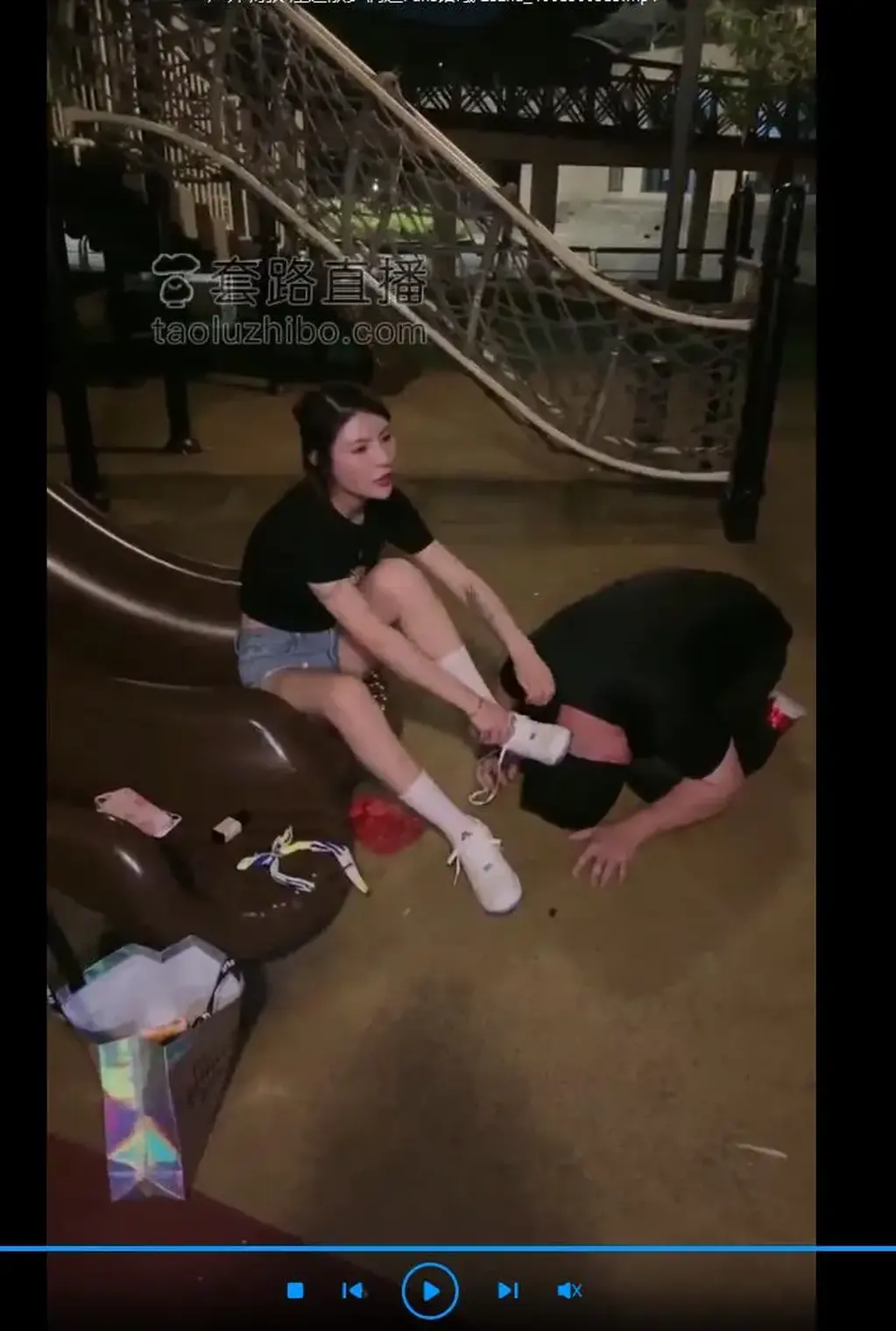 【诺曦】  户外调教 江边散步偶遇Fans 标题 【诺曦】  户外调教 江边散步偶遇Fans<br>原创者：【诺曦】<br>剧情 诺曦女王和闺蜜一起在户外调教男奴，夜色下别有一番风味，希望大家喜欢