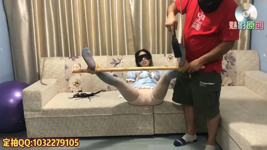【巧芸蒙眼吊缚体验】   捆绑，眼罩，丝袜，木棍，虐足，虐臀，女仆装<br>巧芸休息了两天，结果一回来就 说要玩点不一样的，看来这被调教的思想已经妥妥的烙<br>在基因里面，一天不被虐，浑身难受。这种“无理”的要求必须得安排了，先是双手紧缚<br>向[X_X]起，双脚被木棒一字固定，反过来，衣服拉开，浑圆的臀部就完美的展示出来了，<br>忍不住就开始的上下其手，鞭子一声声的响起，呻吟一声声的传来，然后，双脚极限分开<br>抬高，极具视觉冲击，触摸敏感的胸，腋下，足底，让人欲罢不能，<br><br><br>约拍，定拍，体验捆绑，学习情趣捆绑，其他视频，联系QQ：1032279105  微信：LXM52016898