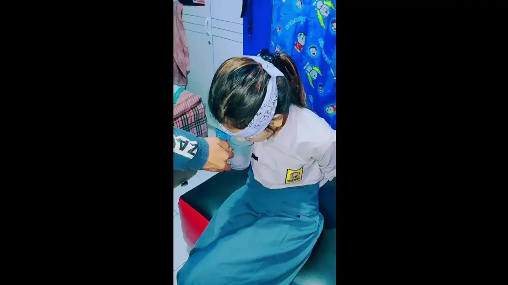 [收集唾液][JK女学生][袜子]"收集唾液挑战逃跑2 "一名JK女学生被绑架，并被要求收集唾液，如果她想被释放，失败后，绑匪用丝袜绑住她的头作为惩罚。 绑架者拿着一个玻璃杯，如果她想被释放，就强迫她用自己的唾液填满玻璃杯，她没有其他选择，最终填满了玻璃杯。过了一会儿，结果发现女学生不能完全填满杯子。愤怒的绑匪用袜子塞住女学生的嘴，然后把它封住。绑匪又在JK女学生的头上套上丝袜，并把它绑起来。丝袜使JK女学生难以呼吸。她挣扎着，乞求把丝袜脱掉。但绑匪让她独自忍受头上丝袜的折磨。