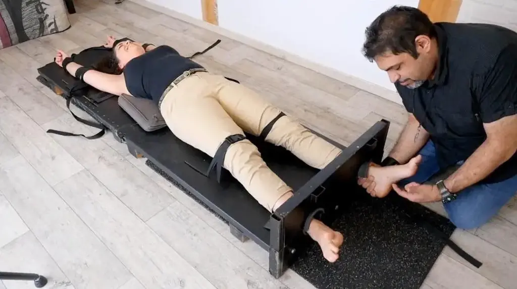 FrenchTickling – Crazy Tickle Action In The Stocks For Jazz 英国学生Jazz因为难以忍受的挠痒痒的惩罚而被牢牢地固定在木桩上。她现在完全无助，没有任何办法来逃避她最敏感的地方发痒。这种情况使她更加怕痒，无情的手指在她的腋下、脖子、身体两侧、臀部、大腿和她怕痒的脚上游走，使她失去控制。爵士乐在这里忍受着强烈的挠痒痒，她所能做的就是等待结束。她有一个非常善于交流和爆炸性的笑声，这是一个诱惑，发痒的人永远不会停止。一个真正的怕痒的美人，她真的既敏感又美丽。爵士乐正是你一直在寻找的乐趣。
