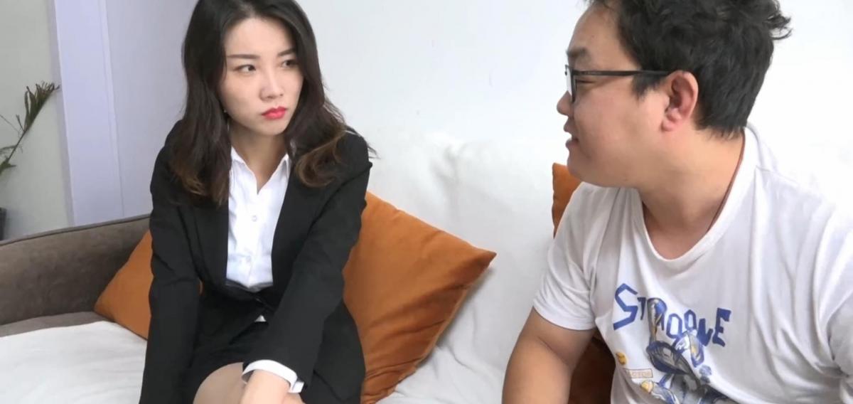 职场风波第一部：给经理的礼物1～ 昨天购买过的不需要购买，自己账号好像真出问题了，有时老是看不到自己发布的视频，所以重新上传一下（其实这三部的内容，除了剧情其他都是按照一些小伙伴提的意见拍摄出来的，第一部是裸足职业装，啧啧，这白白嫩嫩的大腿，还是蛮不错的，哈哈～都是有小伙伴私信给的建议，但是了所有内容并不是我能决定的，还要看订拍人喜不喜欢，所以如果视频中如果有与自己所想的有差异的话也不要介意，毕竟我跟订拍人还要沟通，更何况还要考虑工作室那边是否所有东西都能准备齐全，不能只考虑自己想看的，要考虑一下对方，也感谢各位小伙伴的意见）还是我们的主人公阿光（也许是因为好记或者是比较接地气，还是用这个名吧）阿光是一名公司职工，能力不算出众，但因为在公司多年，还是当上了一名主管。不过这天下班回家，阿光显得有些无精打采的，一回家就躺在了沙发上，不知道在想些什么。很快阿光的女朋友（柳洋，突然发现柳洋姐好像换发型了，还挺好看的）也刚好下班回家，看到了无精打采的阿光，于是走到他跟前坐了下来。柳洋：“怎么了，一个人发什么呆啊？”这时阿光才跟柳洋说明，原来是公司最近需要进行裁员，阿光因为能力的问题，也在裁员名额当中，但是公司经理还是答应为他求情，看看能不能让他继续留在公司。柳洋听了赶紧说：“你都在公司工作这么多年，还要辞退你啊，不过还好你们经理愿意帮你，不过你还不请你们经理吃顿饭或者买点礼物送过去，还在这里发呆。”阿光双手一拍说：“对啊，我怎么没想到了，不过送什么好了，这是个问题。”这时阿光想起经理一个特殊的爱好，那就是喜欢玩捆绑。他看向了坐在自己身边的女朋友，向柳洋提出了自己的想法，将柳洋捆绑陪经理玩捆绑。柳洋听了阿光的想法，用力在阿光大腿上一掐，生气的说：“你说什么了，打算把我绑起来给你们那个老头当作礼物，亏你想的出来，一点都不心疼我。”阿光陪着笑脸说：“那能怎么办了，不然工作都要丢掉了，只要能保住工作那比什么都强啊！”柳洋考虑了一下说：“那好吧，为了保住你的工作，只能委屈我了。不过我只帮你这一会。”阿光见自己女朋友答应了自己的想法，瞬间就有了精神说：“好勒，那可太谢谢你了，我去拿绳子。”于是便将柳洋后手缚捆好，捆好之后柳洋挣扎了一下，发现捆的非常紧，不由的说：“捆的还不错嘛，老实交代，是不是背着我偷偷跟其他女人玩过。”阿光：“看你说的，我哪敢啊！”柳洋撅着嘴不高兴的说：“我才不信了。”接着阿光在将柳洋驷马捆绑起来。阿光说：“亲爱的感觉怎么样。”柳洋挣扎着说：“你捆的也太紧了，就不能松点，我动都动不了了。”阿光：“还别说绑起来是挺好看的，时间还早，不能自己都没享受过的就让别人享受了。”柳洋：“你要干什么。”于是阿光不顾柳洋的反抗为柳洋的嘴巴贴上胶布，疯狂的挠着她的脚心。等到玩的差不多的时候，阿光说：“亲爱的那我就先走了，就先委屈你了，我把房卡给经理送去。”于是将柳洋一个人留在了当中～