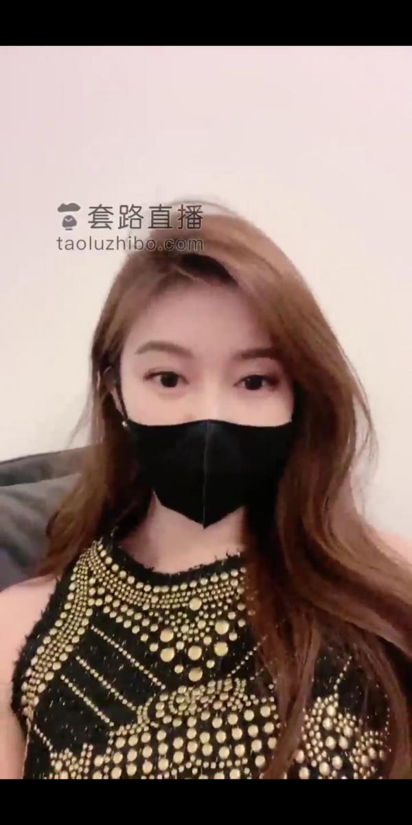 用圣水给家奴护肤与造型【美美子】 套路直播调教，美女模特圣水玩弄家奴，淋头闻内裤                                      恋足语言羞辱。