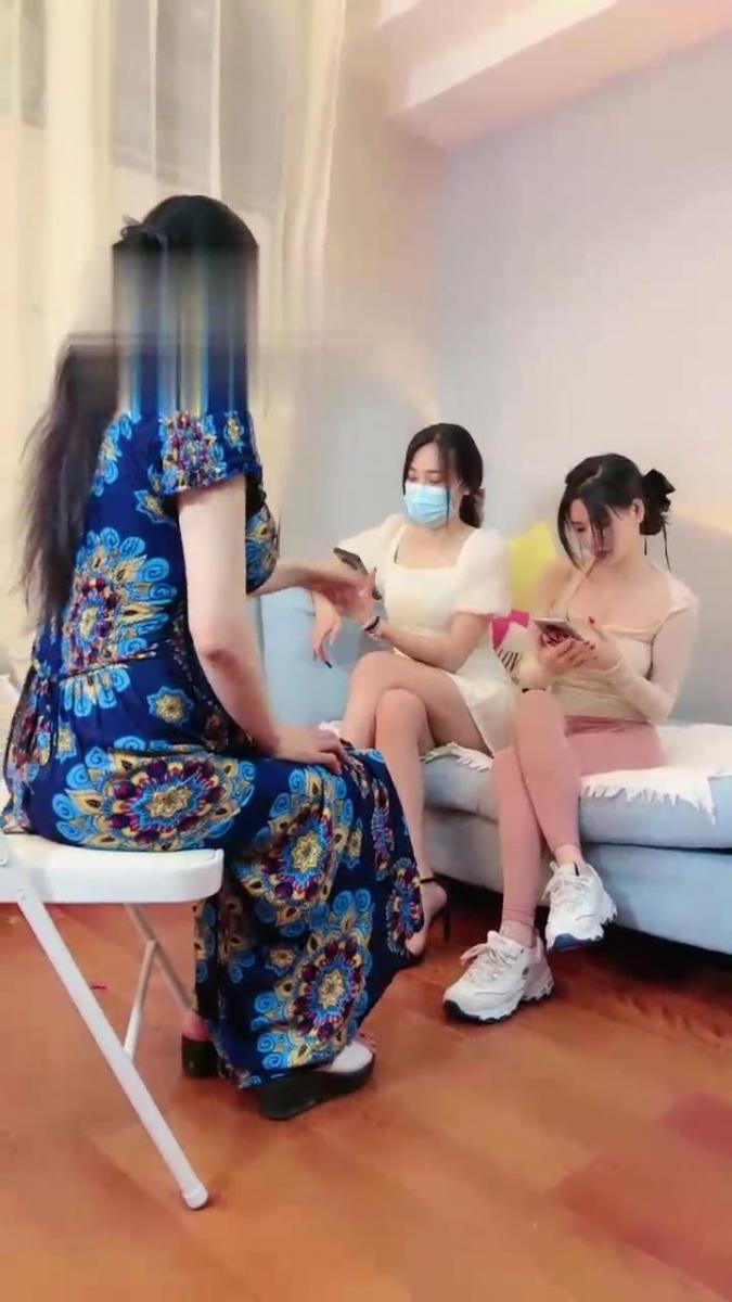 【芷晴】高跟+白袜羞辱母畜生【三视角版】 【芷晴】高跟 白袜羞辱母畜生【三视角版】<br>原创作者：芷晴<br>芷晴和另一位S分别着高跟鞋和瑜伽裤棉袜运动鞋调教母狗，让母狗舔脚