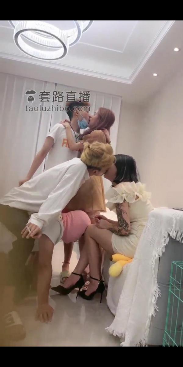 两对情侣主 接吻 一起调教贱奴【桃欣】 套路情侣主羞辱贱狗，两对情侣当奴面接吻                                        被男主羞辱，踩踏恋足鞭打，绿帽福音