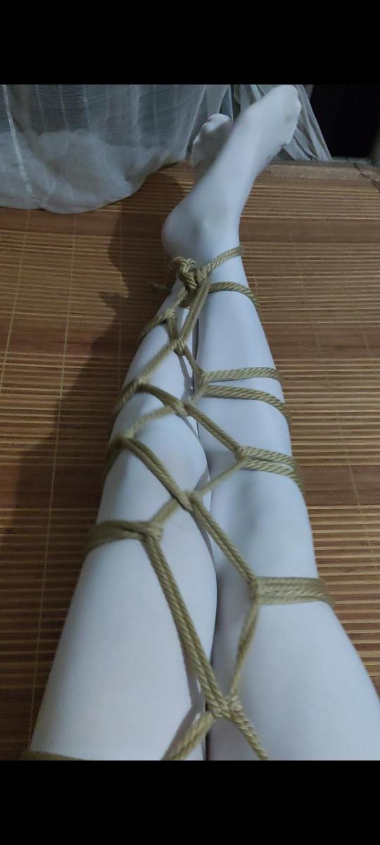（身临其境）白丝菱形缚挣扎15分钟 （伪娘）和网上视频学习了一下，整体来说并不难绑，由于麻绳有一定的延展性，菱形的部分绳子会在挣扎的过程中进行一定程度的伸展，所以感觉不像传统的捆法一样难受，更加舒服美观一点。<br>我本来想挣扎个5分钟意思意思就行了，但看到脚踝处绳子有些松动，就继续挣扎了下去，结果被我挣脱了。<br>其实这种绑法也是挺实用的，首先我的脚叠放在一起，就算没有驷马或者固定在某处，我也不能跳走，别看我最后挣脱开了，其实是我的绳子绑到最后还差一米左右，且原视频最后在脚面处也进行了加固，也堵死了这个弱点，所以这种绑法也是无法挣脱的。<br>我本来想拍我捆绑的过程，奈何没有支架把手机固定起来，就只能作罢。<br>视频可能会有点抖动，但可能在找到固定手机的方法前只能改进了，不过也模拟了挣扎时的第一视角，身临其境吧。<br><span style='color:#b0b0b0;'>[隐藏文字，购买后可见]</span>