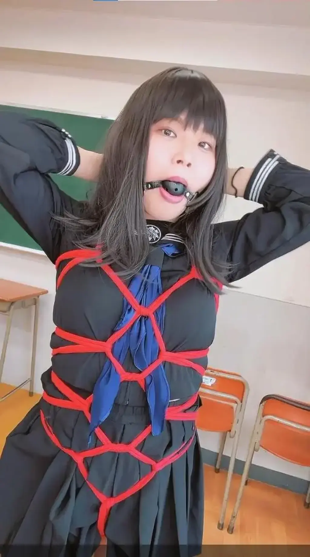緊縛セーラー服ボールギャグ 作者：Rigさんハウス (Rig)<br>ボールギャグってつけてから涎が垂れだしてくるまで<br>ちょっと時間かかるんですが、できるだけノーカットで<br>つけてから涎が垂れるまでの５分間を取ってみました！<br>途中涎が垂れないように頑張ってる部分とか<br>（結局やっぱ垂れちゃうんで無駄な抵抗なんですけどねｗ）<br>从我戴上口球直到唾液开始滴落<br>这需要一点时间，但尽可能保持原样<br>从我戴上它到我开始流口水，我花了 5 分钟！我正在尽力不流口水的部分<br>这很有趣，所以请享受！ 