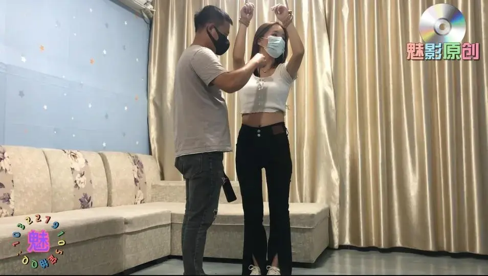 【在校大学生夏婉清的调教3】     在线女大学生，白纸一张，无论线上线下怎么说，怎么洗脑都还是不为所动，这是她的第三次调教了<br>，简单的双手悬空吊缚(别的还是接受不了*-*），任由怎么打，不疼不痒不叫唤，一副面无表情的模样<br>，一旦有身体上的接触，就全身紧绷，脸上也是写满了抗拒，最后不知道是触动了哪根弦，直接开始动<br>脚踢了，真的是一个越反抗一个越带劲，，，，这是我带过最难带的一个模特了。最后希望有同好的<br>客官一起给点意见和想法，一起来见证婉清的调教成长史。<br><br><br>约拍，定拍，体验捆绑，学习情趣捆绑，其他视频，联系QQ：1032279105  微信：LXM52016898<br>    在线女大学生，白纸一张，无论线上线下怎么说，怎么洗脑都还是不为所动，这是她的第三次调教了<br>，简单的双手悬空吊缚(别的还是接受不了*-*），任由怎么打，不疼不痒不叫唤，一副面无表情的模样<br>，一旦有身体上的接触，就全身紧绷，脸上也是写满了抗拒，最后不知道是触动了哪根弦，直接开始动<br>脚踢了，真的是一个越反抗一个越带劲，，，，这是我带过最难带的一个模特了。最后希望有同好的<br>客官一起给点意见和想法，一起来见证婉清的调教成长史。<br><br><br>约拍，定拍，体验捆绑，学习情趣捆绑，其他视频，联系QQ：1032279105  微信：LXM52016898<br>