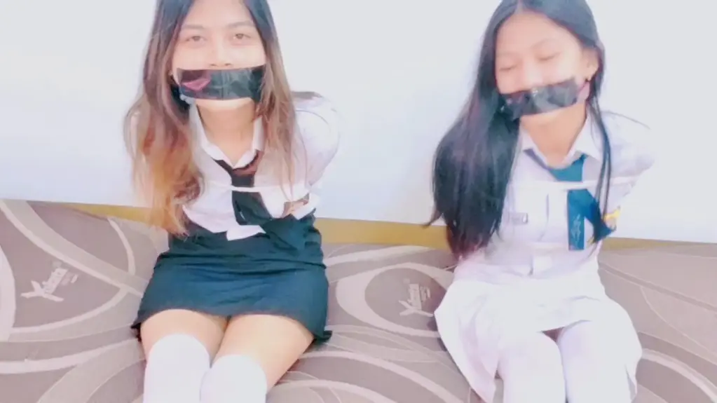[逃脱挑战] [袜子] [恋足] [jk制服] 《jk两个女学生逃脱游戏》 这两个美女玩逃脱游戏，失败者必须亲吻获胜者的脚。 当他们分组学习时，这两个漂亮的学生感到无聊。 其中一位建议玩逃脱挑战游戏并同意。 他们惩罚失败者必须亲吻获胜者的脚，并用获胜者的袜子塞住嘴。 然后他们把自己绑起来，用胶带粘住他们的嘴。 他们开始尝试并扭动着逃跑，谁会是胜利者？