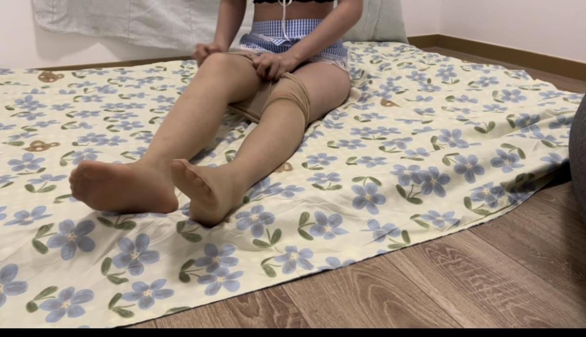 《厨娘小妹妹的特殊爱好》捆绑驷马震动，肉丝 绝顶尖叫 强高 放入式口球 《厨娘小妹妹的特殊爱好》捆绑驷马震动，肉丝 绝顶尖叫 强高 放入式口球<br>今天黑色侠接到一个电话，电话那头是一位说话温柔好听的小姑娘<br>她先跟我自我介绍了下，说老公出差好久没有回家，自己渴望释放<br>一直迷恋捆绑，强制玩弄那种，没有机会体验，想让我今晚到家里<br>来一场轰轰烈烈的调教，至于我当然是不会拒绝啦，，<br>到家以后发现原来是一位小厨娘，穿着肉丝，傍边准备好了绳子，<br>话不多说，我先开始把她五花大绑起来，驷马的方式让她动弹不得<br>然后就开始用[X_X]疯狂。。。。至于强高了多少次，你们自己数数吧<br>初来乍到 分享波福利，这次视频时常ok 真实强高，便宜出售给各位同好<br>捆绑过程快进