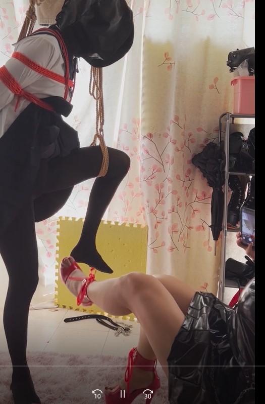 【女王宁】调教吧友02--鞭打&amp;丝袜套头&amp;前高 没什么好说滴，<br>小m的黑丝腿真是好看呢，戳戳RT的反应真是可爱，抽打pp也没有很用力，小m的要求本女王都会尽力满足呦<br>欢迎想体验的私信宁宁呦。坐标江苏常州,扣扣995437228<br>想来调教宁宁的话，DJQ~<br>压缩包和提取码均是<span style='color:#b0b0b0;'>[隐藏文字，购买后可见]</span>