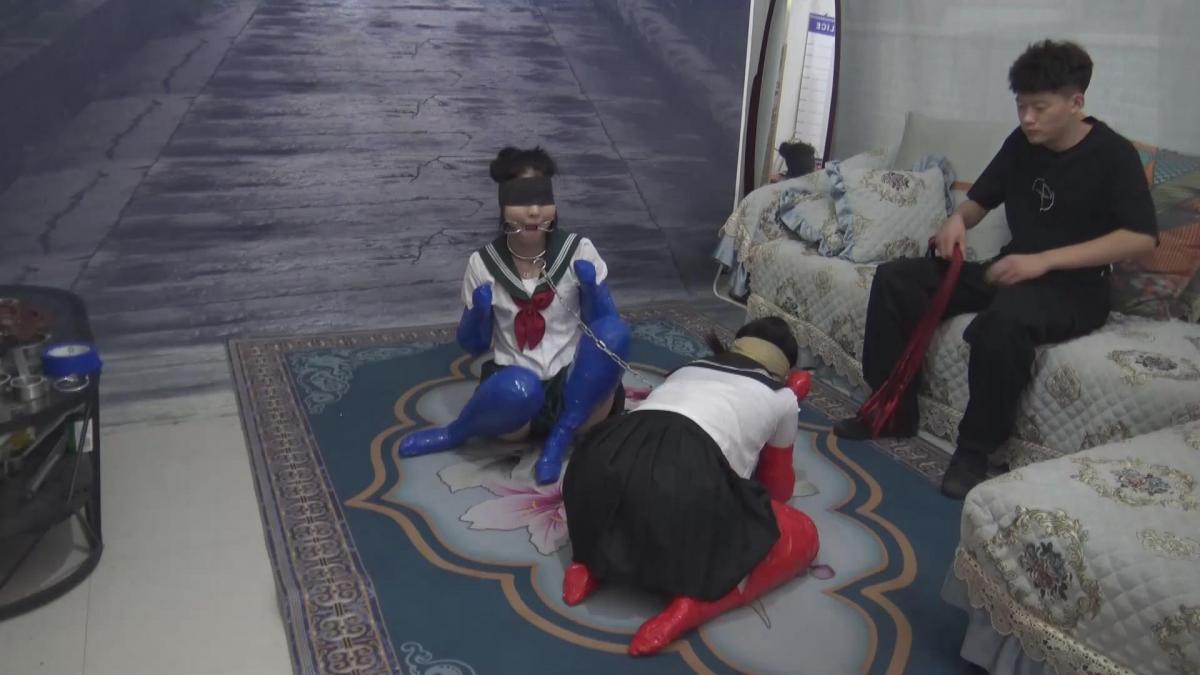 主人的两只宠物         两女M被主人包裹成宠物玩弄 两女M被主人包裹成宠物玩弄，不听话就要被鞭打，请欣赏视频QQ342642509