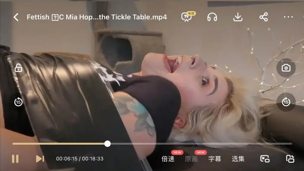 Fettish – Mia Hope on the Tickle Table 可爱的米娅陷入了困境！包裹起来，绑在可怕的，不可避免的挠痒痒的桌子上，她的脚趾缠绕在锚上，固定住她柔软，可爱，可怕的怕痒的赤脚！她用手指、刷子和更多的东西来工作！我真的不知道哪个更糟？我知道打她的脚趾带来了失控的笑声！