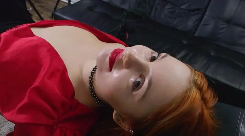 UKTickling – Rose P 时尚性感的Rose今天被我绑在型架上，用铁链固定住双脚，挑战重度痒刑，黑丝袜被撕开，用手和刷子挠脚心，看着Rose一脸忍耐不住的表情，很是享受