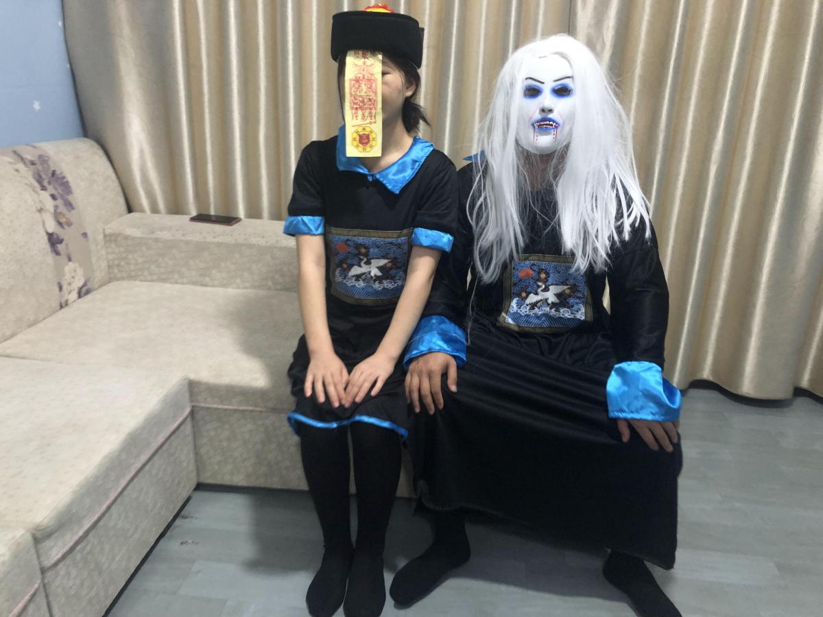 【订拍转公映之僵尸奇缘】          女僵尸被僵尸王给看上了，于是女僵尸被僵尸王给控制了，然后僵尸王对女僵尸进行简单的调教<br>。剧情要求：全程女僵尸不能动，尽量的多些女僵尸的镜头特写。<br> 这是一部狼友的定拍剧情，剧情挺简单，经过狼友的同意现在转公映，希望大家喜欢。<br><br><br>约拍，定拍，体验捆绑，学习情趣捆绑，其他视频，联系QQ：1032279105  微信：LXM52016898<br>