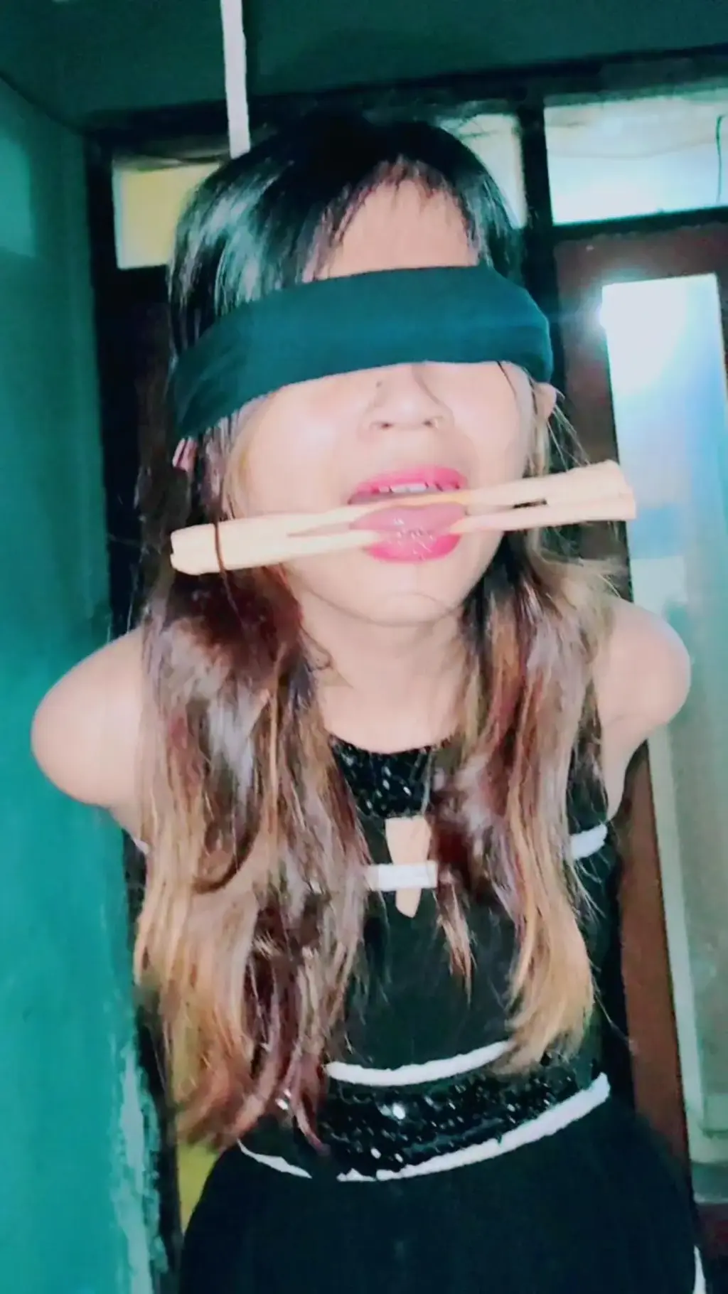 【黑丝】美少女被绑成弯腰，双腿分开，舌尖流口水。 这个视频的主角是一个可怜的漂亮女孩。 被绑在一个不舒服的位置，她的腿伸了出来。 他的舌头被夹住并伸出来，唾液滴在衣服上。 光滑的黑色丝绸和性感的双腿。 我只是尝试了这种风格，所以持续时间不会太长，希望朋友喜欢。 我将练习另一种粘合方式。