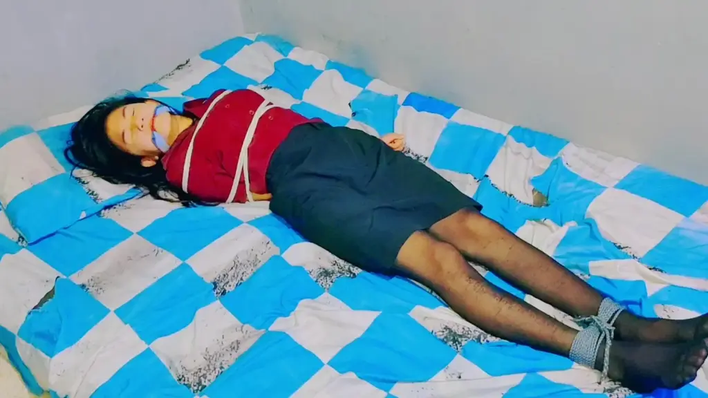 一个美丽的女售货员，她被绑架并被绑在一件光滑的黑色丝绸和缎子衬衫上。 光滑的黑色丝绸性感双腿 + 鞋子里的痒痒 + 光滑的缎面衬衫。 一个推销员走错了房子，在他提供产品时，他突然受到威胁并被下药，直到他昏倒。 当他醒来时，发现自己被绑在床上。 她试图摆脱自己并寻求帮助，但她的嘴被餐巾纸堵住了。 性感的双腿被绑在一起，丝袜滑溜溜的，让她难以站立。 他只能在床上挣扎，希望有人能来帮助他。