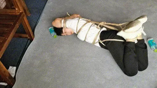 玉洁抱头绑起来做任务 白衬衣女孩玉洁，双手抱头绑起来，双脚驷马捆绑，房间里放9瓶水，她的任务就是被绑起来的同时自己想办法把瓶子弄倒，最后想办法自救。视频解压密码：chuxin       -         -<br>一绳所爱绳艺体验店面向全国爱好者开放，本店提供绳艺捆绑模特服务、体验女绳师捆绑服务、体验长时间囚禁服务、绳艺教学培训、绳艺交流会、场地出租、专业麻绳销售，原创视频套图销售、作品私人定制、模特原味丝袜出售等，另外本店招募同好合作伙伴。微信：351552501初心