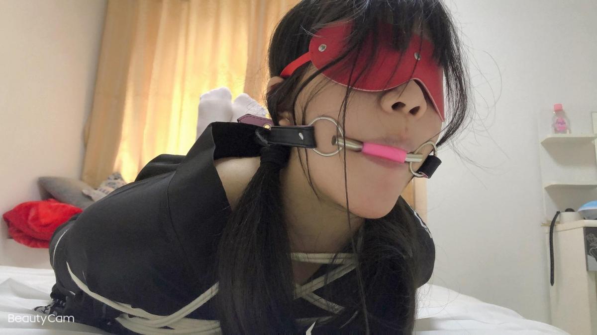 【新月原创】【玉箫】被报复的凶女人 白丝黑浴袍 COS 春日野穹 驷马口塞蒙眼挣扎 【新月工作室】定拍交流QQ：1003187439原味找她们：3104988182小洛（红豆）2389316626 玉箫3451471253佳怡 3560530071雨涵<br>站内众筹也请大家多多支持~谢谢<br>约绑攻略有售直接滴QQ：3104988182！！！本工作室正式启动会员优惠折扣方案，请有兴趣的同好加Q：3104988182详询<br>小剧情片，别以为女孩子COS得可爱就可以很凶，惹火了绳师，照样把你收拾了！<br>不过小玉真的很适合这样的打扮。太可爱了。多放两张图吧。