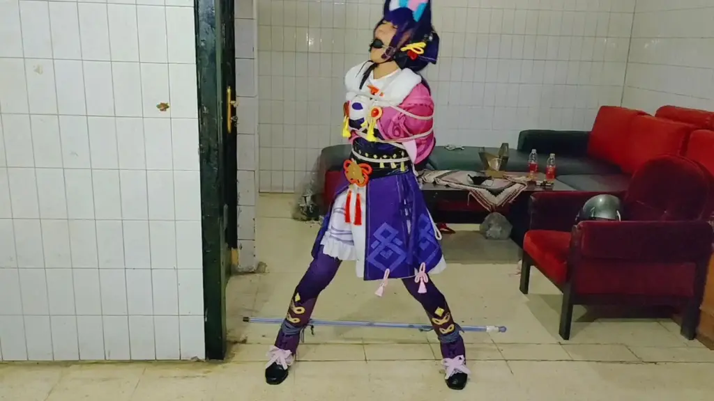 【cos捆绑】云锦姐姐被囚禁，cos特别原神冲击，长筒袜靴子站立系带风格，腿伸着棍子。 就在云瑾姐姐刚演完戏回来的时候，突然一群土匪袭来。 云锦姐姐试图反击，但他们太过分了。 随后，云锦姐姐被带到他们的基地，将她绑起来。 云瑾姐姐的双手被抬起然后被绑起来，她的腿被拉长然后被一根棍子夹住，她的嘴被一个球堵住了。 之后，土匪离开了云锦姐姐。 云瑾姐姐试图挣脱，尖叫起来，但因为嘴里的球而没有发出任何声音。 云锦姐姐只能祈祷，希望帮助到来。 云锦姐姐能逃吗？