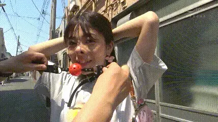  わたしの豚ヅラ、見てください。 岬あずさ <span style='color:#b0b0b0;'>[隐藏文字，购买后可见]</span><br>麗しさの象徴である《顔》ばかりを集中的に汚され、崩されると、常人には計り知れない、この上ない羞恥と屈辱を感じることになり、やがてそれは、《醜い美女》としての悲喜が入り交じった未曾有の快楽に溺れる入り口となる。【東京鼻フック】「鼻フックなんて全然恥ずかしくないです」と余裕をかます女優・岬あずさ。フックで釣り上げた鼻穴丸見えのブザマな姿で野外に連れ出せば「恥ずかしい」と羞恥を露わにし、やがてその感情は見られることへの興奮に変わり、鼻責めの魅力に溺れていく…。【豚ヅラぶっかけ3P】オナニーしながら「わたしの豚ヅラ見てくださいぃぃ」と絶頂するあずさ。男たちのチ●ポを咥え込み、容赦ないイラマで嗚咽絶叫し体液をまき散らすと、[X_X]でのガン突きによって鼻穴丸見えで爆ぜ続け、精子で穢れたその顔は醜く、そしてとても美しい…。全3編収録。