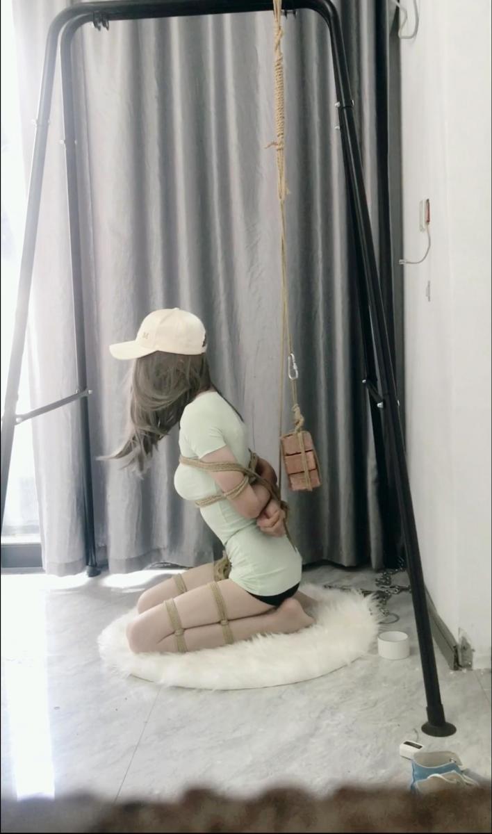 居家休闲简单的束缚，难受的玩法～ 这部其实早就拍好了，是上次有空一块拍的，本来想是在上次那样吊着的方式基础上加上这样的股绳的，但是上次确实手臂非常疼，就这样简单的尝试了一下，有些简陋但是难受了还是一样的难受的，这块砖想吊高点的，因为老是碰撞着自己的后背，很不舒服。结果太重了，而且只能捆上双腿之后才能加这个股绳，不然慢慢捆上双腿时间太长了很难受，所以捆上双腿之后就站不起来了，活动受限，要是太高的话我拿不起来。一个人完成有些不美观见谅，下次有足够的时间在慢慢尝试拍摄～