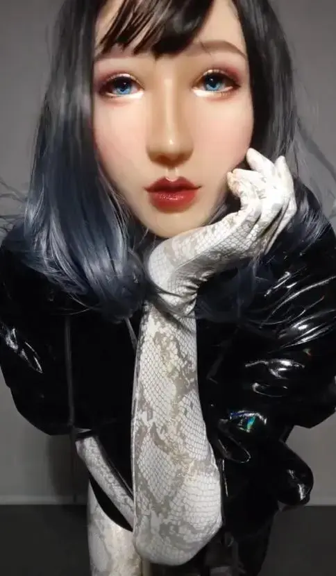 mask + 黄金蟒zentai 这次是黄金蟒zentai加铃兰款mask，但是假毛没有炸，效果还挺不错这次还用上了束腰，束腰下方加多了两条紧紧带子，穿上后马上被勒得兴奋到不得了，每走一步路都感觉马上就要出货，这次最大困难是忍住不要这么快出，这个过程太刺激了，导致出来的时候出了特别多。手甚至麻痹动不了，最后结束前打招呼的时候里面还在喷。