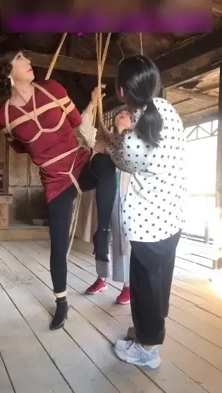 经典反串摄影 薇儿野外紧缚囚禁 经典反串摄影 薇儿野外紧缚囚禁<br>创作;经典反串摄影<br>描述：经典反串摄影 薇儿野外紧缚囚禁，变装野外紧缚，喜欢的请大家多多支持一下吧