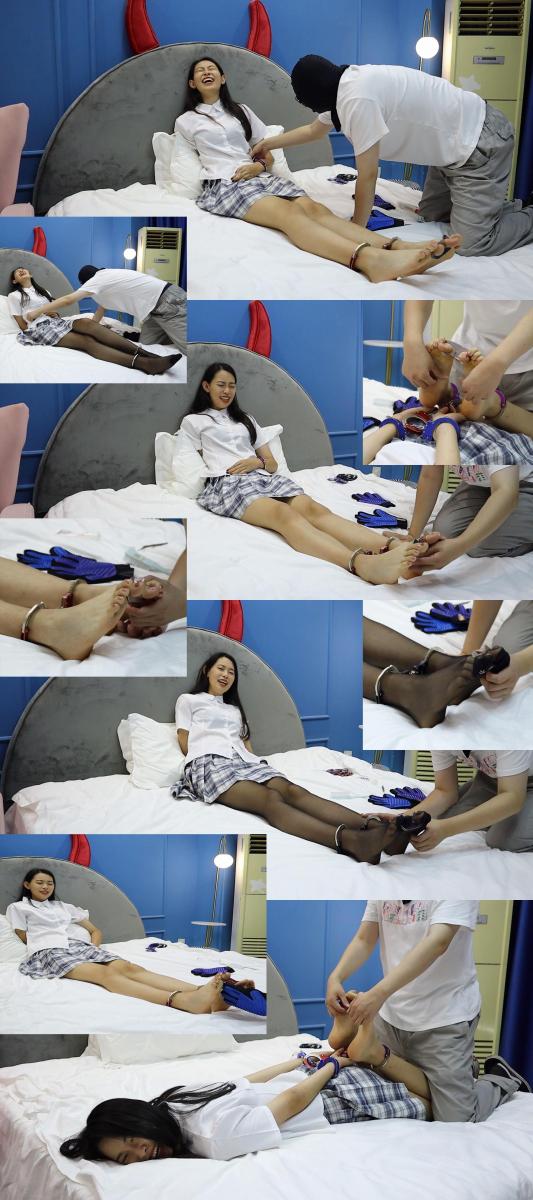 1018原创TK 超大只JK184高的大婷婷镣铐挠脚心挠腰TK1预览片1 黑丝裸足 各种道具抹油 超级怕痒挣扎 看最新作品以及挑选进口芝加哥脚趾铐 加本人qq：3295687894联系！！！ 这是我们纯TK系列的第五部啦！！！<br> <br>本身约好的是拍另一个妹子，结果竟然直接跑了，没办法，只好找个之前联系好的妹子补上吧，有事就有了这一次！！！<br>婷婷真的是好高好高，有差不多184这么高，还真没见过这么高的妹子，这么稀有的品种当然要来拍拍看！！！个子高当然腿长，一半多都是大长腿，喜欢大长腿的朋友们有福了！！！<br>别看婷婷这么高，只是刚毕业的JK，穿上JK装一点没有违和感，就是有点大，超大只JK！！！看着好大一只，说起话来倒是挺温柔，还蛮有趣了，自述第一次被铐起来，还挺新鲜，时不时还自己把玩道具把自己锁起来挣扎，她表示觉得还挺刺激哈哈哈！！！<br>整体表现力也不错，完全超出我的预想，柔韧性和耐力也很好，尝试了很多高难度动作，婷婷也欣然接受，非常愉快的一次拍摄！！！同时，她是真的好怕痒！！！超级怕痒，真没想到这么大只JK原来如此怕痒，可算找到死穴了，以后她不听话就挠她哈哈哈！！！<br> <br>同时出售视频中所呈现的进口芝加哥拇指铐，好用不说，看着也大气，比国产的好了不知道多少！！！目前本人手里有渠道，想要的朋友欢迎购买啦！！！好东西不多想要的朋友抓紧啦！！！欢迎 QQ：3295687894联系！！！<br> <br>这次不是正片，是拍完全部之后的花絮，非常值得一看啦！！！同时也是本人最最最新推出的作品，欢迎关注！！！请添加下方联系方式！！！<br> <br>一些截图是正片的截图哦！！！欢迎 Q详谈！！！<br> <br>还是希望各位朋友多自觉一点，自觉抵制盗版，都看盗版，我们以后就拍不下去了，大家谁也看不了，孰重孰轻，大家心里应该清楚！！！<br> <br>招聘兼职模特啦，坐标北京，欢迎妹子来体验，也欢迎朋友交流，QQ：3295687894和QQ：1372314498两个都加，注明林子。<br> <br>完整版52分钟，预览片6分钟，喜欢的不要错过哦！！！