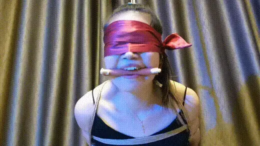 韩露被绑跪在地上鞭打调教 韩露是真的喜欢被绑起来玩，先是跪在地上绑起来堵嘴放置，鞭打等，再双手绑在身后吊起来，打耳光，打屁股。视频解压密码：chuxin        -              -<br>一绳所爱绳艺体验店面向全国爱好者开放，本店提供绳艺捆绑模特服务、体验女绳师捆绑服务、体验长时间囚禁服务、绳艺教学培训、绳艺交流会、场地出租、专业麻绳销售，原创视频套图销售、作品私人定制、模特原味丝袜出售等，另外本店招募同好合作伙伴。微信：351552501初心