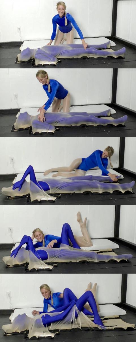 Tickled in Total Pantyhose Bondage 这部女同调教片确实让我眼前一亮。<br><br>服装上很周全——女S的油亮丝和光泽高叉紧身衣，女M的zentai。<br><br>新颖的拘束方式——别样的丝袜睡袋拘束。用丝袜睡袋包住女M，再用钉子把丝袜睡袋按女M的身体轮廓固定在地板上。<br><br>玩法上——全身各部停不下来的猛烈挠痒，足以让人要死要活。<br><br>随着女S的挠痒，女M拼命挣扎着，撕裂了丝袜睡袋，逐渐挣脱出胳膊，挣脱出腿。<br><br>整部下来，相当饱满的一部片子，包裹感 挣扎感 撕裂感五脏俱全。<br><br><br><br><br><br>PS：<br>有些工作室的作品也很优秀，但是挑下来，合规的能发的没几部，精彩的也就更没几部。<br>我就单独建一个剧集，把这一类视频放一起，供大家挑选。