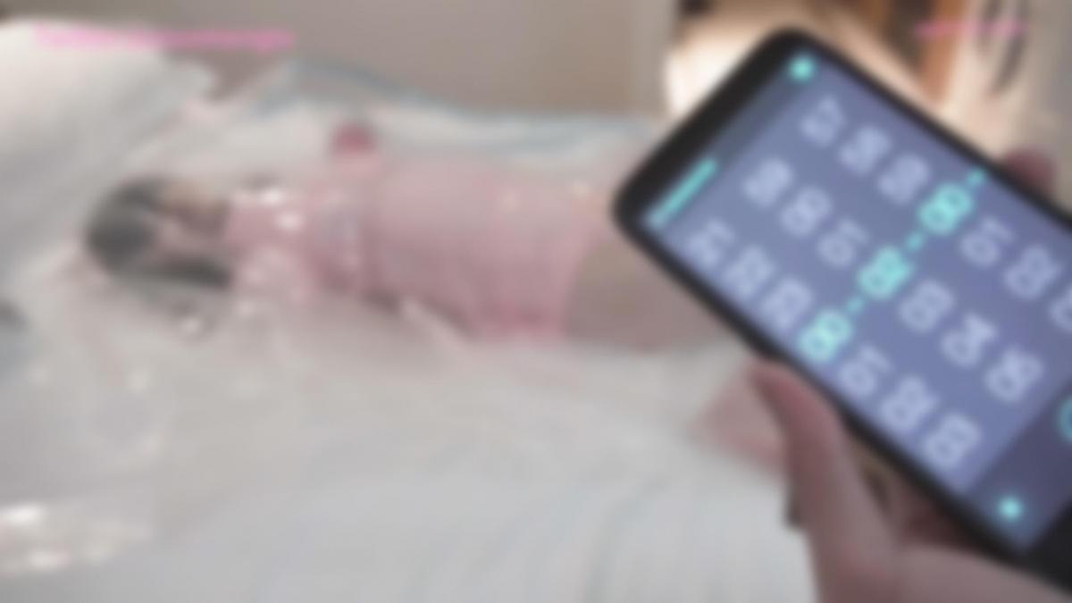 [小萌同学] Reupload 02: Xiaomeng Wrapped and Timed in Compression Film Xiaomeng experiences plastic-film wrapping and bondage in a timed compression bag, enjoying the limits of her heartbeat until time runs out.