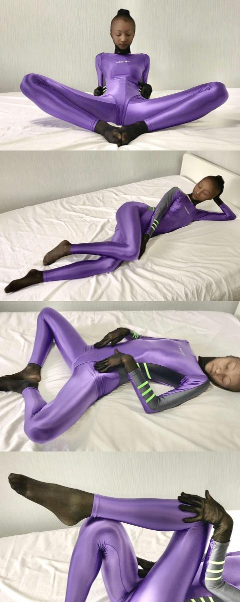 glossy spandex combo（上部） 黑丝全包女孩，外套紧身衣，玩丝袜睡袋。<br>这部上下部的，但是因为网站规定，不可以剪在一起，所以我在标题后标注了上下部，大家按需购买。<br><br>（上部）<br>女孩的leohe紧身衣套装下还穿了一层黑丝全包，她很享受这种紧致丝滑，躺在床上轻轻地蠕动摩擦着自己的身体。<br><br>（下部）<br>女孩拿出一条肉色丝袜睡袋，钻了进去。<br>她在丝袜睡袋尽情的伸展着自己的躯体，身上每一寸肌肤都饥渴的感受着衣物和丝袜睡袋的摩擦。<br>简直是丝滑特妈给丝滑开门——丝滑到家了~~~<br><br><br><br><br><br>PS：<br>有些工作室的作品也很优秀，但是挑下来，合规的能发的没几部，精彩的也就更没几部。<br>我就单独建一个剧集，把这一类视频放一起，供大家挑选。