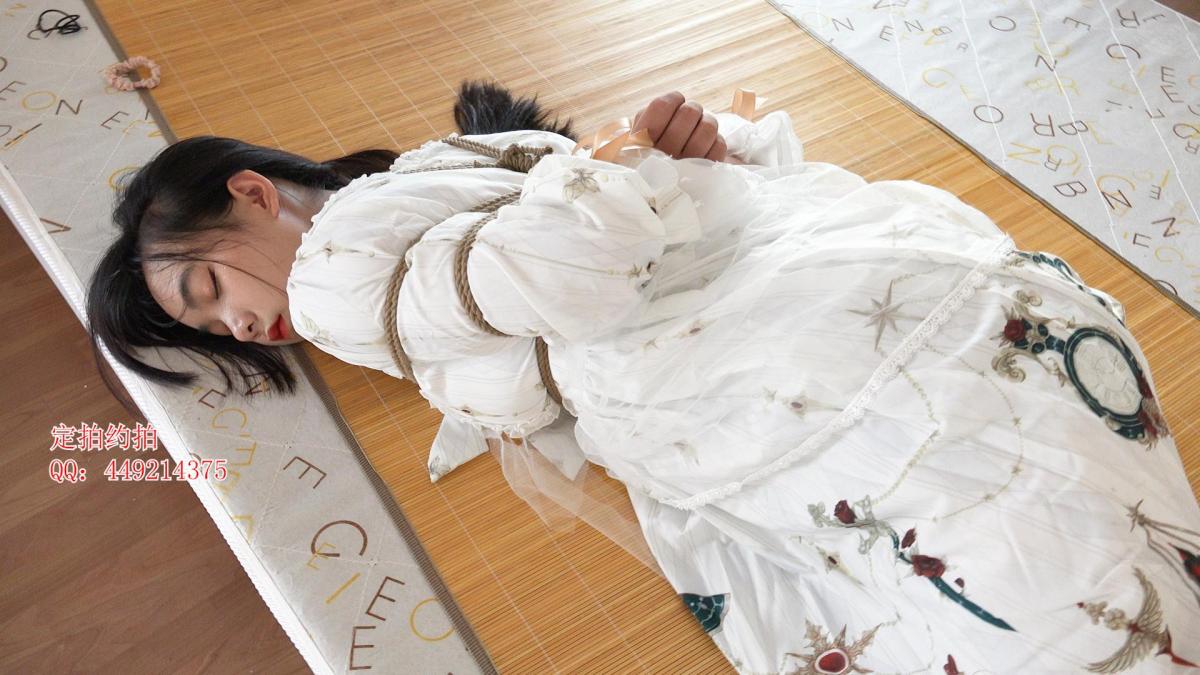 【子衿原创】特殊的补课，琳琳被老师捆绑在脚底写字，挠脚丫，脚指缝 百度下载解压密码：zjsy,子衿工作室向全国绳艺爱好者提供：体验绳模捆绑服务，绳模全国可空降、绳艺作品销售、作品定制等，另外本店招募合作伙伴。约拍订拍请联系Q449214375 微信happiiny