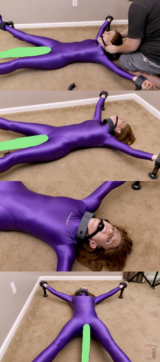 Piper vs Anchored Orgasms #4K 紫色连体紧身衣美女，被手铐脚铐固定拘束在地板上，裆部顶着一支嗡嗡棒。<br>随后坏人给她戴上口球，然后用螺丝钉和电动钉枪打上颈部固定器。<br>紧接着坏人打开嗡嗡棒开关，女孩陷入了一阵接一阵的强高之中。<br>快乐逐渐演变为痛苦，想动却全身被固定住动弹不得，想叫却被塞了口球只能呜呜嗯嗯……<br><br><br><br><br><br>PS：<br>有些工作室的作品也很优秀，但是挑下来，合规的能发的没几部，精彩的也就更没几部。<br>我就单独建一个剧集，把这一类视频放一起，供大家挑选。