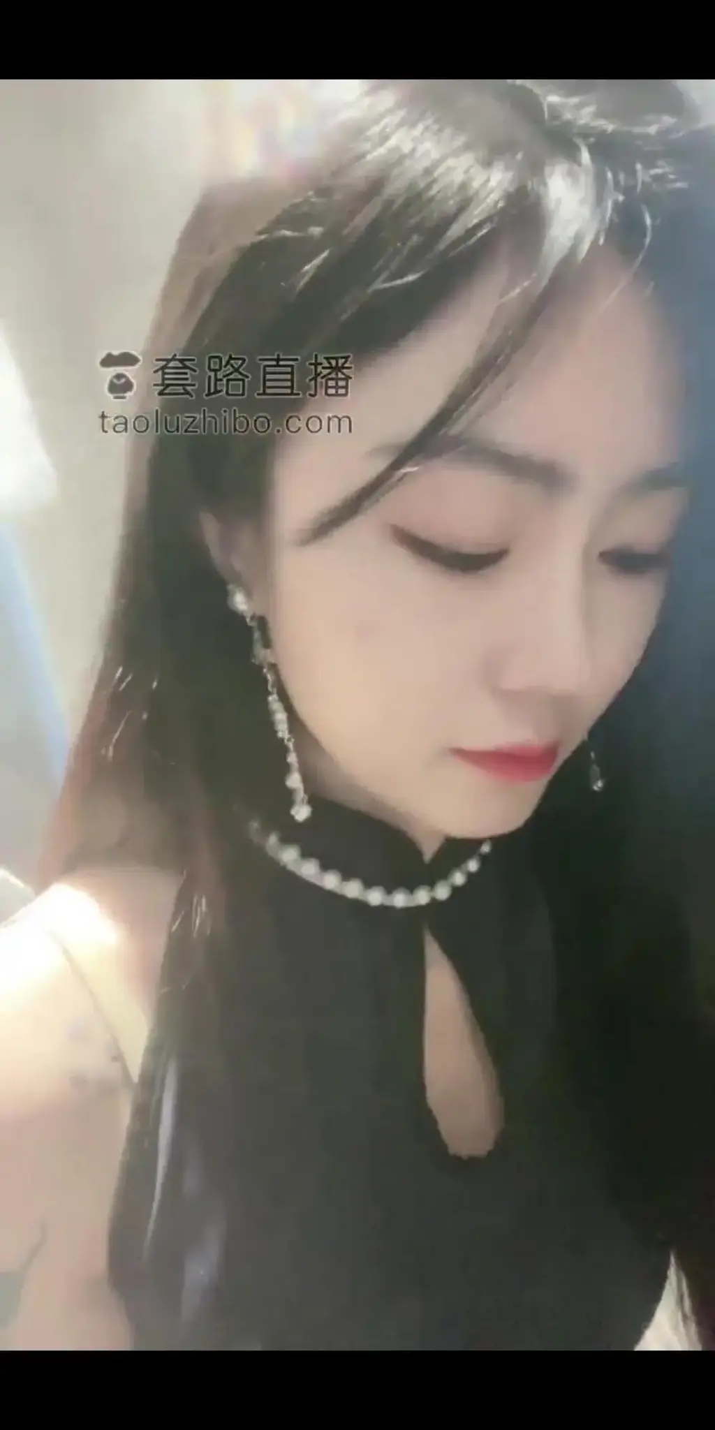 双女主调教 暴打【霁月】 套路双主直播调教，高颜值美女，踢裆耳光暴打奴                                      身材好，床上调教