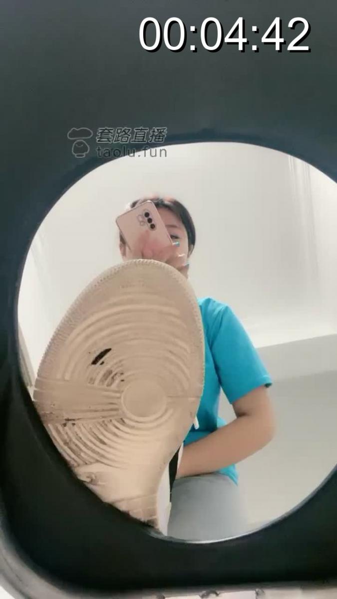 【不甜S】马桶视角厕奴羞辱 原创作者：不甜S<br>不甜S大人真会玩第一视角 帆布鞋 紧身牛仔裤网调贱狗今天贱狗们只配生活在厕所里贱狗们还不赶紧来