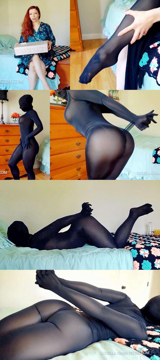 Trapped In Tightening Tights - Zentai Bondage Encasement: The More She Struggles, the Tighter the Bo 这是小剧情作品，我觉得会切中很多兄弟的癖好。<br>不知道大家有没有看过一种动漫，就是女孩收到zentai，好奇的穿上之后，发现脱不下来了，然后被zentai紧缚吞噬控制，只能无助挣扎。<br>这部作品就是这种题材的一部真人翻拍。<br>女孩收到了一件zentai，穿上之后发现zentai可以自紧，并且能伸出丝线把女孩捆的越来越紧。<br><br><br>这是视频配给的解说，我简单翻译一下。<br><br>女孩收到了一份来自“秘密崇拜者”的神秘礼物盒。<br>她兴奋的打开它，发现是一件zentai紧身衣。<br>“这是什么？”她困惑地看着这件zentai。<br>“好吧，我想我还是试试吧。”女孩脱下长袍，穿上了这件zentai，zentai紧紧贴合着女孩的每一个曲线。<br>“哇……谁会送我这么古怪的东西？它感觉很光滑……”她对着镜子检查自己。<br>“这实际上有点小性感……”女孩从各个角度欣赏着自己，用她被包裹的双手抚摸着衣服闪亮的表面。<br>然而zentai开始慢慢变得越来越紧，女孩开始害怕了。<br>“嗯……实际上感觉有点紧……可能太小了。哦，好吧……”<br>女孩尝试想脱掉这件zentai，然而却找不到拉链了，zentai的拉链不见了！<br><br>“拉链在哪里？为什么我找不到拉链？”<br>突然，衣服伸出了丝线，把她的手腕拉到了一起。<br>她挣扎着反抗，“怎么了？为什么我的手臂放不开？”<br>女孩惊慌着开始挣扎，然而她背部也冒出了丝线附着在她的手腕上，狠狠地把她的手腕拉回。<br>这件zentai继续在她女孩上收紧，束缚着她。<br>女孩决定打电话招人求救，然而zentai越来越紧，zentai冒出的丝线穿过她的大腿，将女孩的大腿也绑在了一起。<br>女孩挣扎着挣脱束缚，但丝线继续沿着她的腿向下移动，缠绕着她的脚踝，让女孩失去平衡，倒在了床上。<br><br>女孩继续扭动着，与包裹在她身上的自紧zentai斗争，但zentai继续将她绑在一起并收紧。<br>当女孩再次开始大声呼救时，zentai化出了一颗口球，进入她的嘴里，使她作呕。<br>女孩气喘吁吁，试图用嘴说话，但一切都被掩盖了。<br>她想起了她的手机，开始在床上扭动着去拿。<br>结果zentai的丝线直接穿过她的裆部，开始收紧。女孩尖叫得更响了，她开始喘不过气来。<br>在一分钟的深呼吸后，她开始扭动身体，开始慢慢靠近她的手机。<br>然而zentai伸出的丝的线又开始慢慢的把她的手腕绑在了脚踝上，“哦，不…”女孩痛苦的呻吟着。<br><br>礼物盒里的一台录音机开始播放起送礼者的录音。<br>他告诉她，他正在测试他发明的邪恶自紧zentai。她越挣扎，zentai就越紧，但如果她能完全静止12小时，zentai就会让她摆脱束缚。<br>“我不能像这样被困那么久！”女孩不服气的继续挣扎着，然而zentai又继续收紧了……<br><br><br><br><br><br><br>PS：<br>有些工作室的作品也很优秀，但是挑下来，合规的能发的没几部，精彩的也就更没几部。<br>我就单独建一个剧集，把这一类视频放一起，供大家挑选。