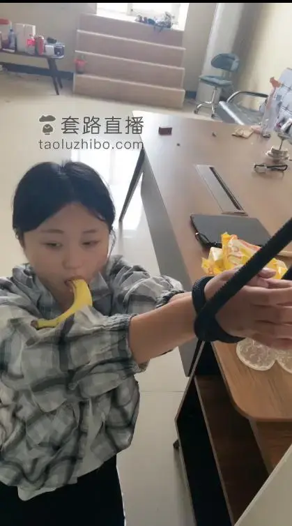 【小御】被言一主人开发的母狗【续集三视角版】 【小御】被言一主人开发的母狗【续集三视角版】<br>创作;【小御】<br>描述；【小御】被言一主人开发的母狗【续集三视角版】，喜欢的请大家多多支持一下吧