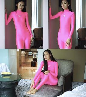 2021-08-31 Mizuki in Pink Catsuit 更一个宝藏写真系列！！<br><br>zentai   紧身衣   泳衣   体操服   丝袜   光泽袜 <br>以上衣服的爱好者不容错过！！！<br><br>衣服材质是相当的棒。<br>拍摄的手法也很干净很清爽。<br><br>出镜的女孩们都超级赞！！！！<br>笑容阳光的Rei<br>活泼好动的Momoe<br>成熟端庄的Muay<br>恬静淡雅的Mizuki<br>温柔甜美的Sakura<br>……<br>女孩们很自然，很灵动。<br>比动作生硬的国内模特强太多了。<br><br>女孩们身穿各种丝滑的紧身衣物，或是摆出pose，或是随意扭动，或是抚摸自己。<br>每一部看完了都会让人觉得很舒服，越看越有味道。<br>清爽，赏心悦目的同时，又可以当成L管深片来用。<br>整个系列很具有收藏意义，欢迎大家冲起。<br><br>5分钟以上全部1钻。<br>5分钟以下全部金币福利。<br><br>每部我就不做具体介绍了，大家看图，看预览视频，自行挑喜欢看的购买就可以了。