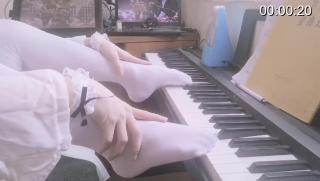 白丝脚弹琴 白丝小脚弹电子琴